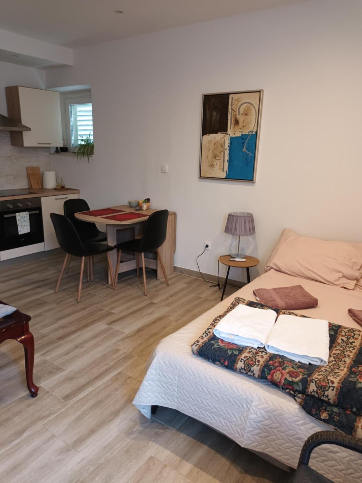 Cici Apartment Dugi Rat Bagian luar foto